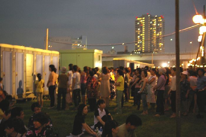 多摩川＆たまがわ花火大会（世田谷＆川崎)の渋滞するトイレ風景１