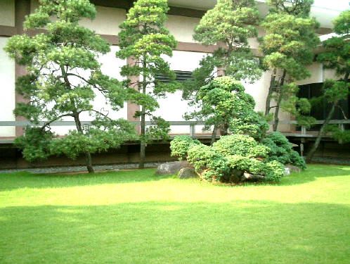 美術館の中庭、庭園入口の風景