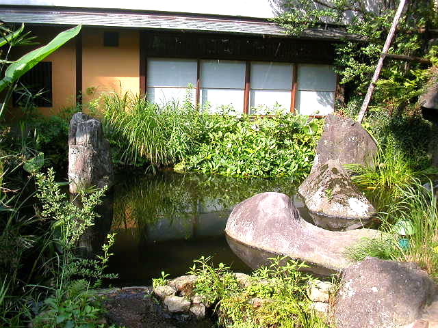 回遊式の趣向を凝らした日本庭園