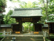 ②参道先100m浄真寺の入口になる総門。